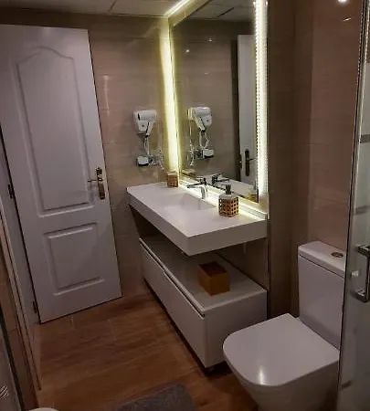 Impresionante Primera Línea De Playa, Bajondillo Apartamento